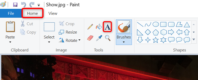 Выберите инструмент «Текст» вверху.