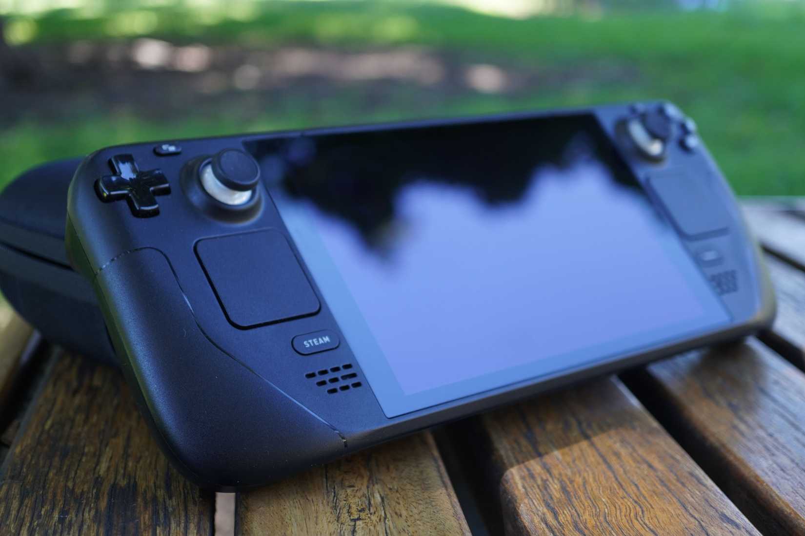 портативная игровая консоль Steam Deck на столе