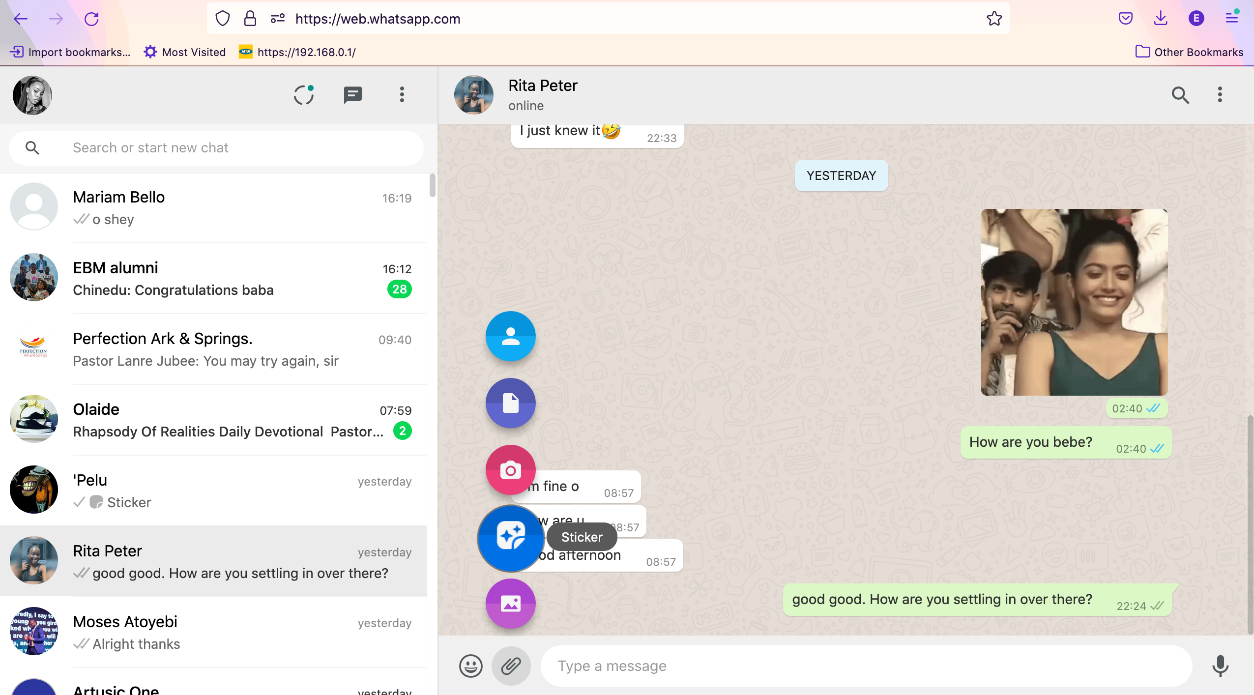 интерфейс WhatsApp Web: меню скрепки и выбор стикера