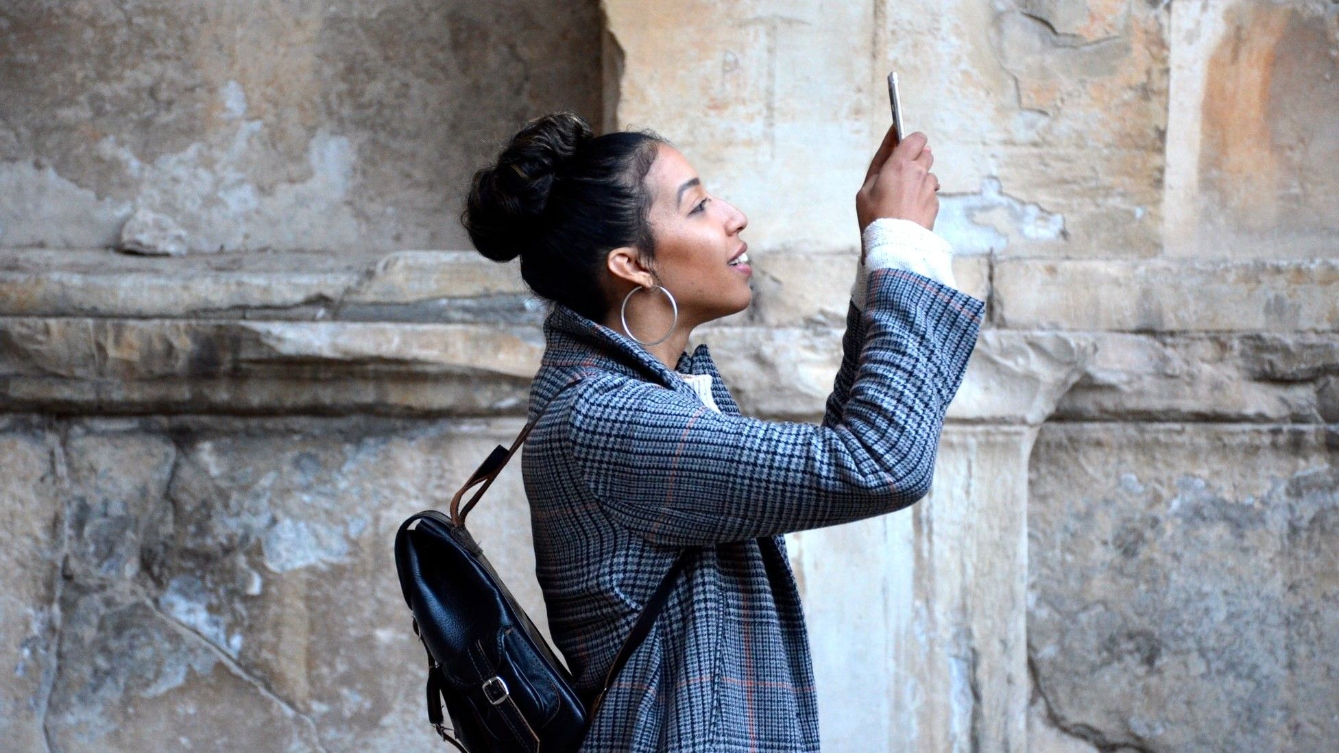 Человек держит телефон под углом