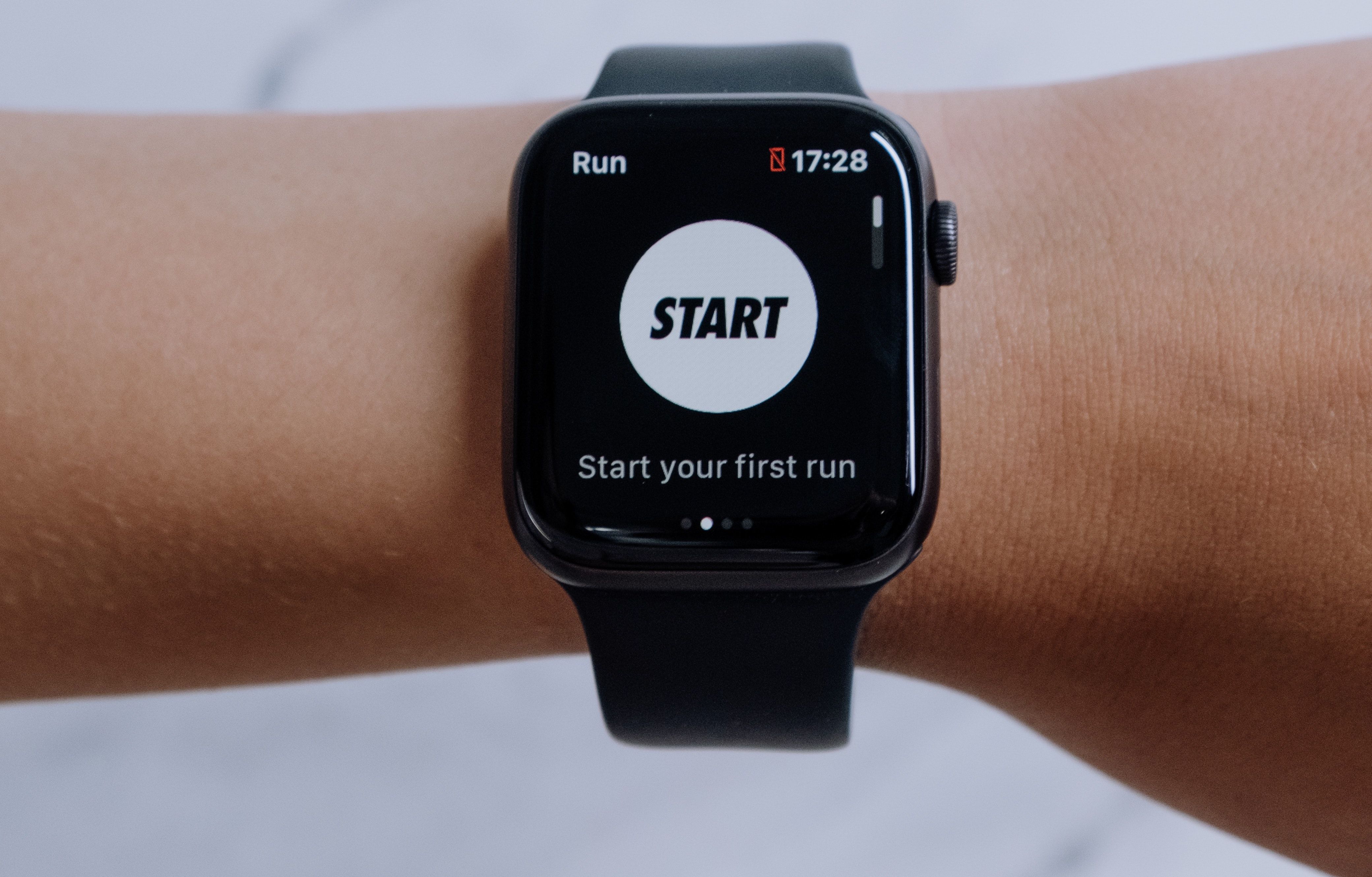 Крупный план Apple Watch с открытым приложением тренировок на экране