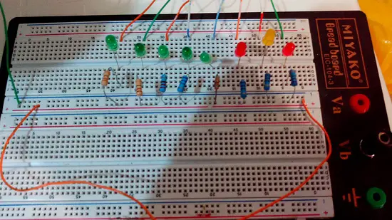 Реальная фотография монтажной платы с подключёнными светодиодами