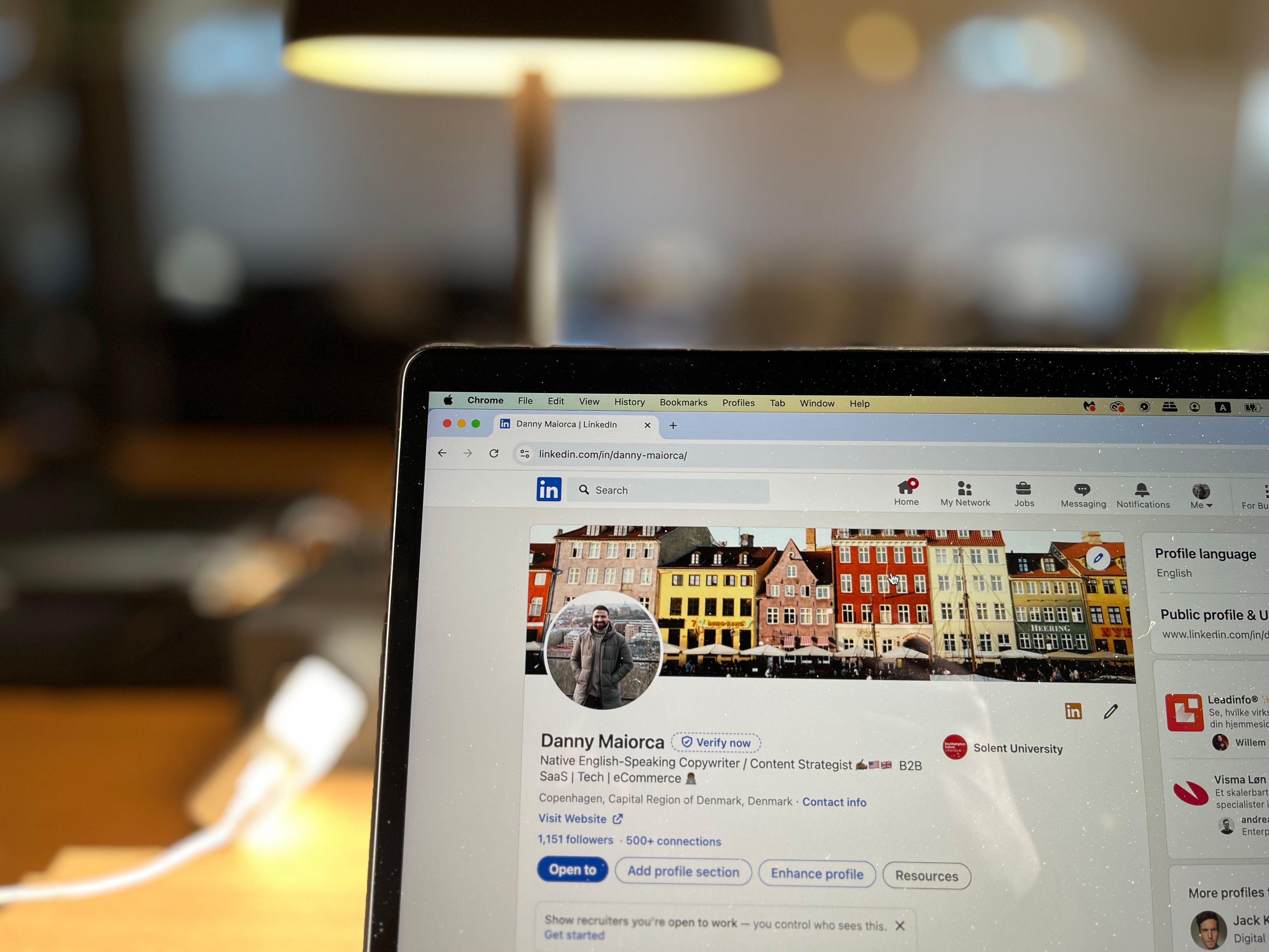 Фото компьютера, сделанное в портретном режиме, демонстрирующее размытие окружения