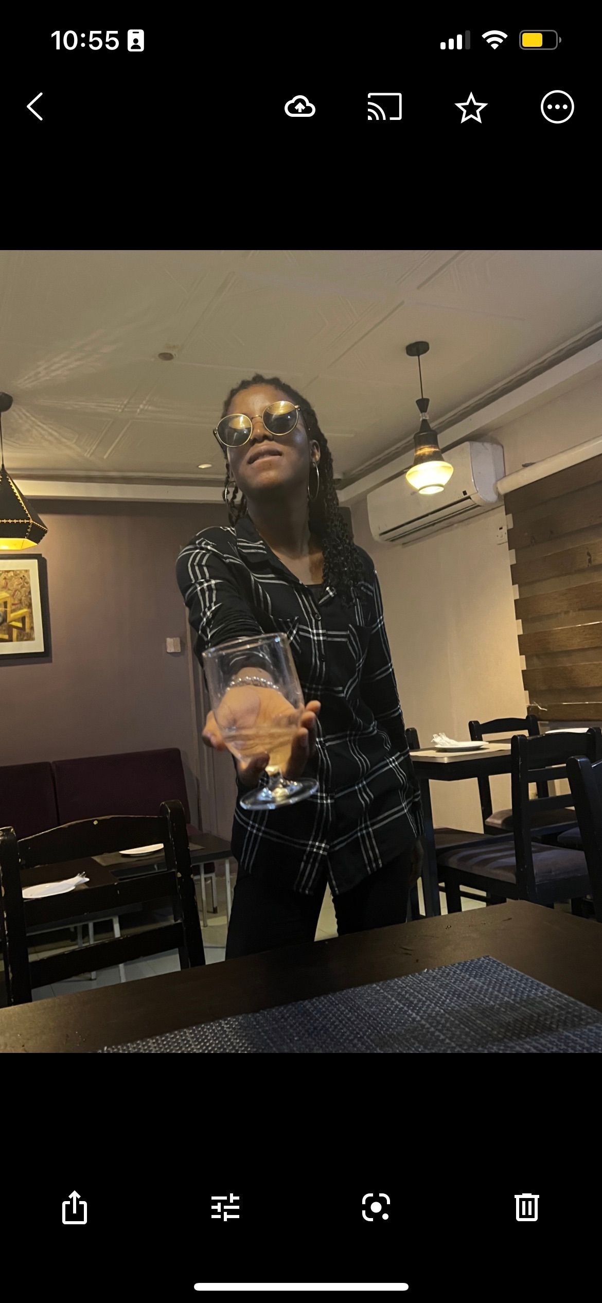 Фото девушки в Google Photos на iPhone