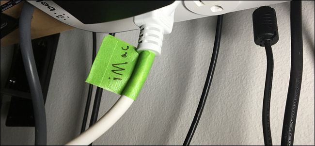 Подписи на кабелях из малярной ленты