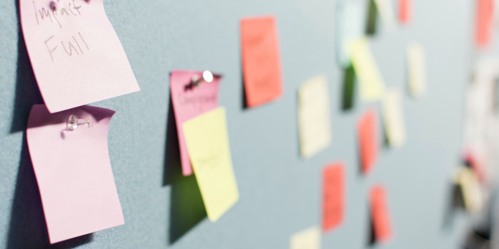 Стикеры с заметками напоминаний на стене