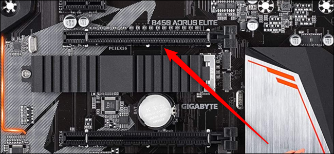 Крупный план слота PCIe x16 со стрелкой, указывающей на него.