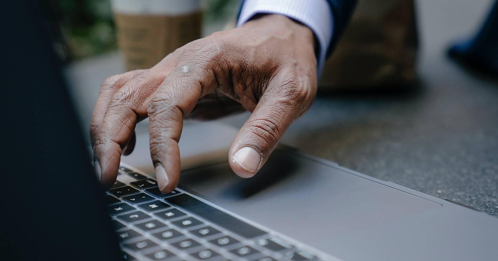 Человек печатает на клавиатуре MacBook