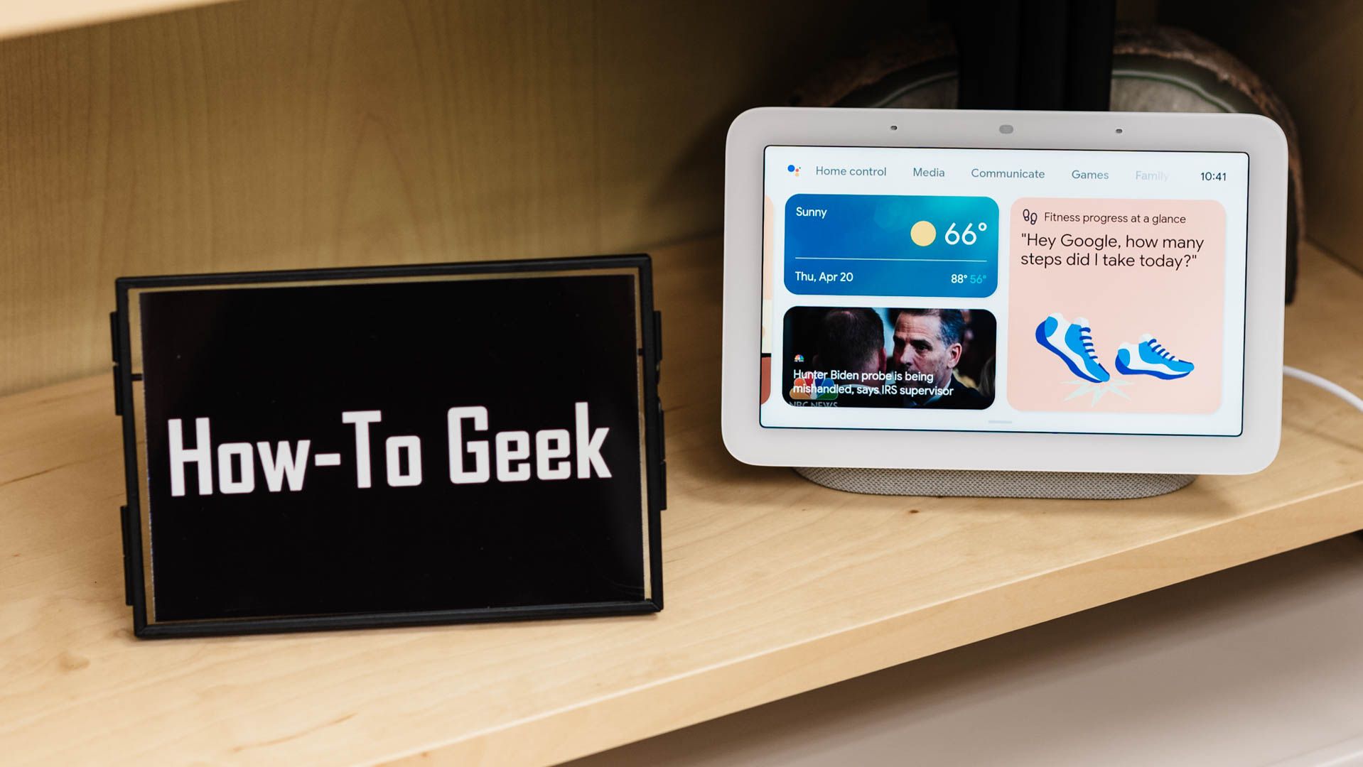 Google Nest Hub второго поколения на полке