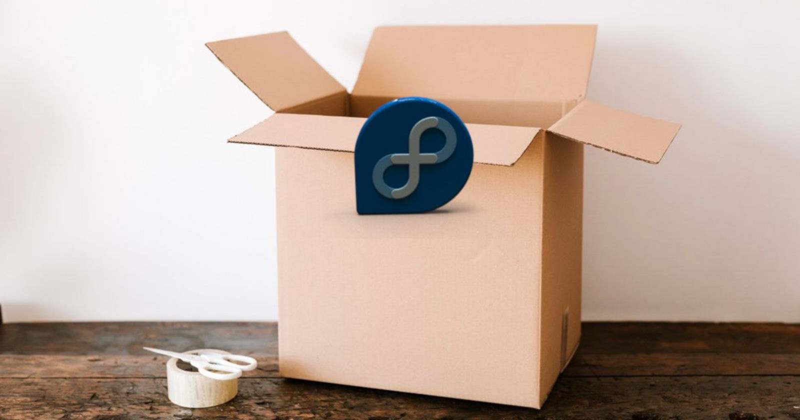 Пакет с логотипом Fedora