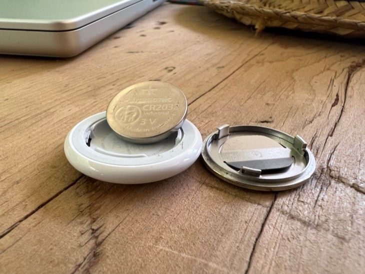 Apple AirTag с открытой батареей CR2032