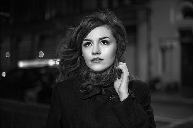 Портрет ночью в уличном свете, широкая диафрагма