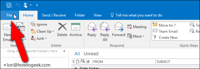 Вкладка «Файл» в основном окне Outlook