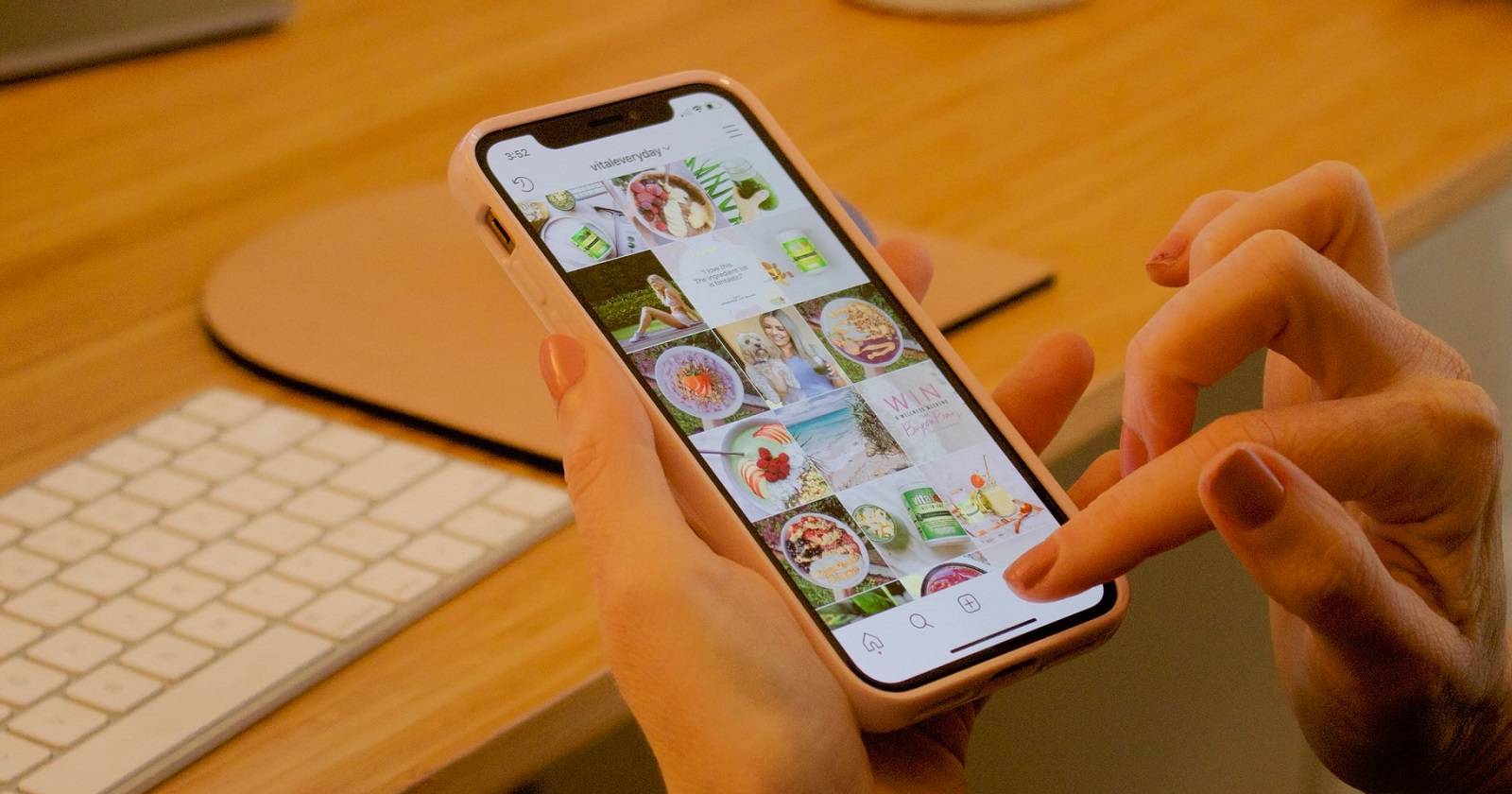 Человек использует Instagram на iPhone
