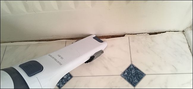 Уборка щелей пылесосом перед нанесением герметика