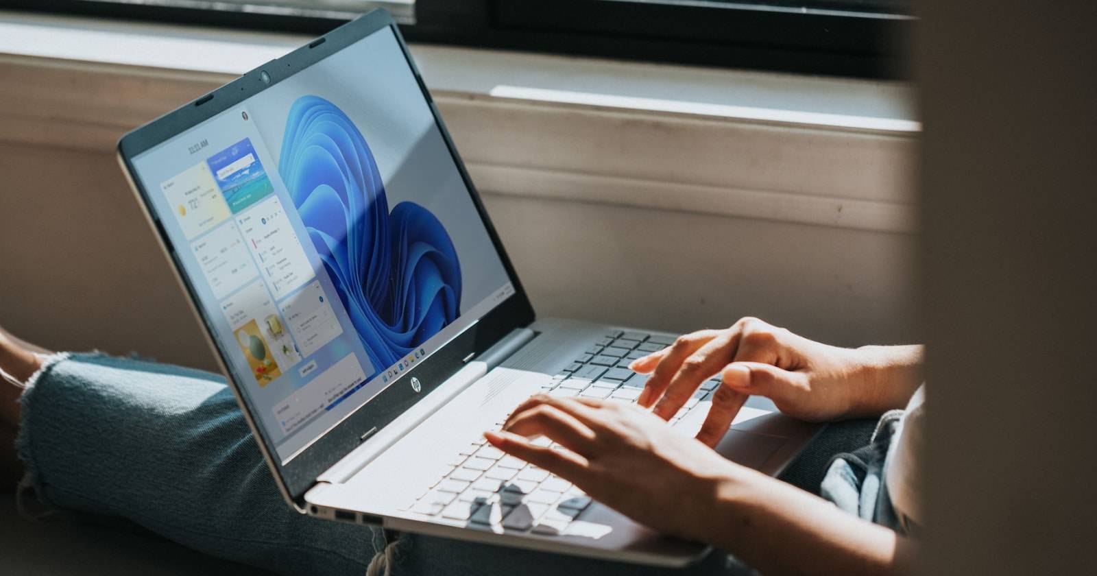 Человек, работающий на ноутбуке с Windows