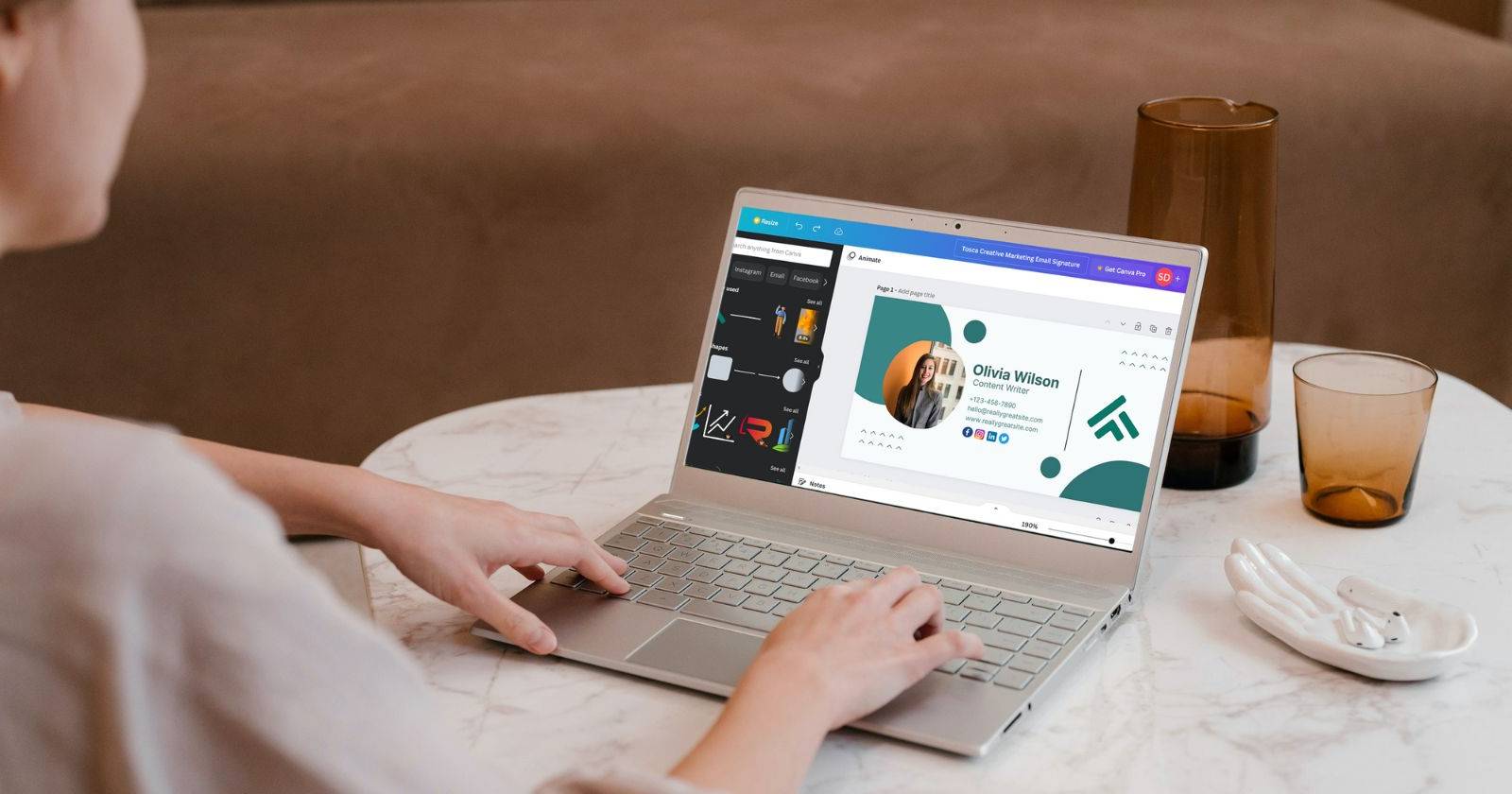 Человек работает с сайтом Canva на ноутбуке, создавая слайды