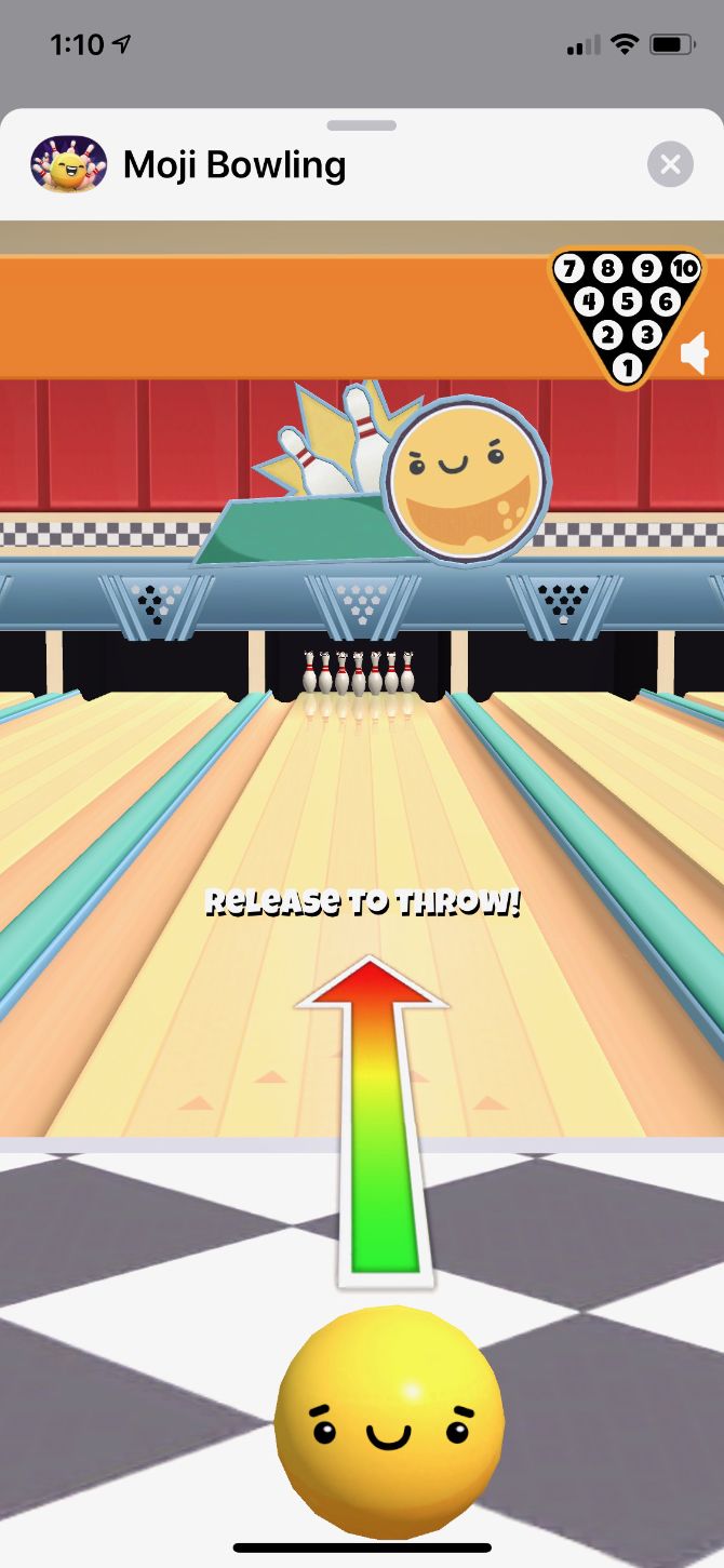 Процесс игры в Moji Bowling: бросок и падение кеглей с выражениями лиц