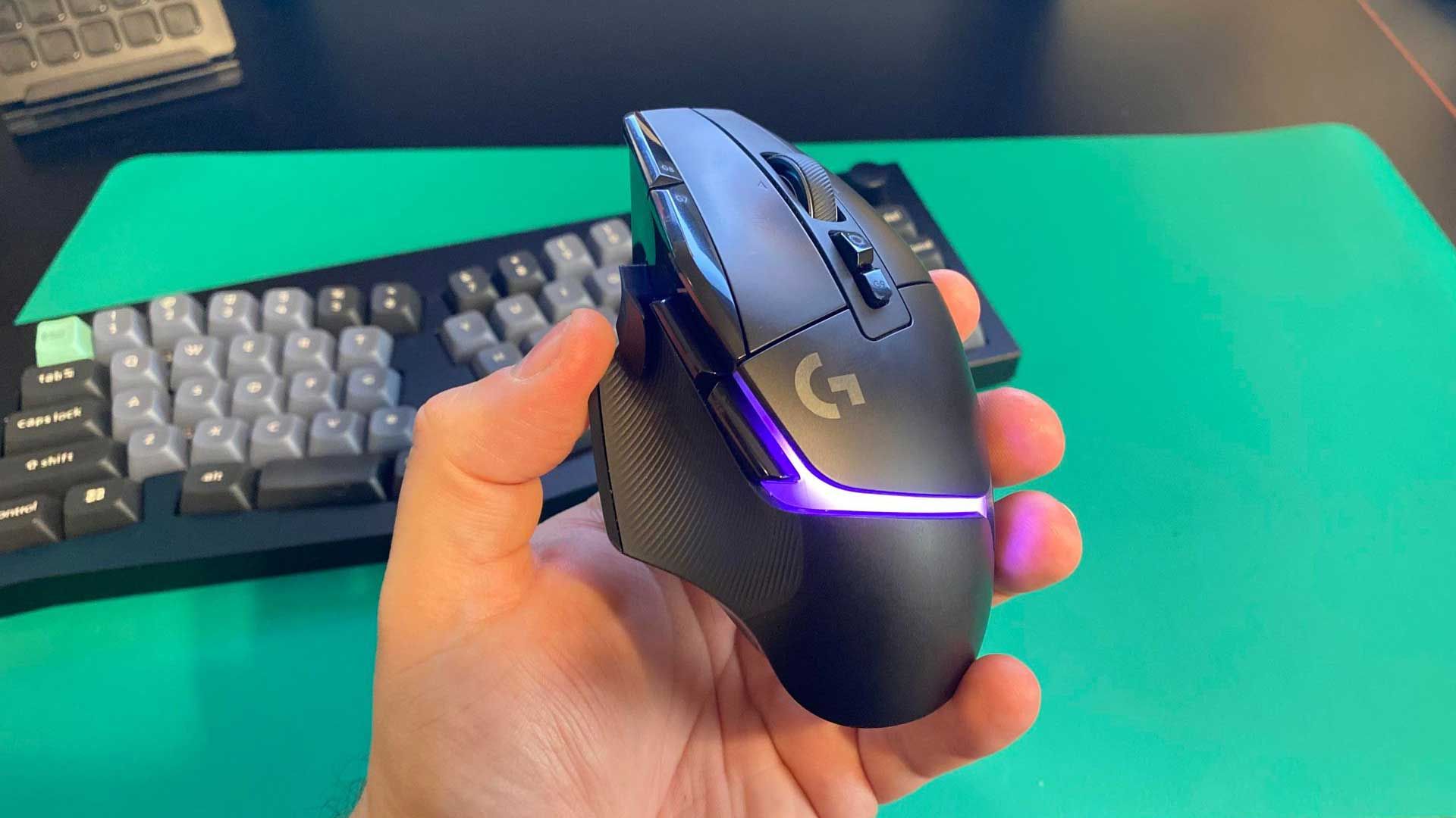 Мышь Logitech G502 X Plus с зелёной подсветкой.