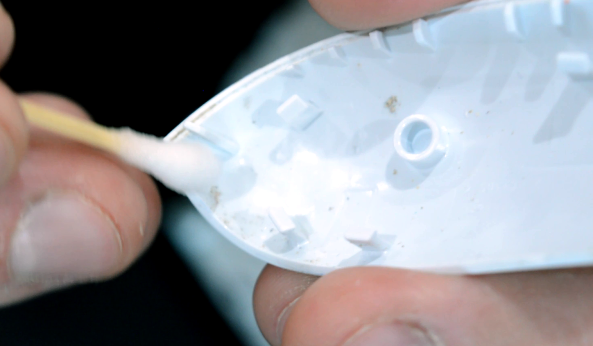 Удаление грязи из щелей контроллера