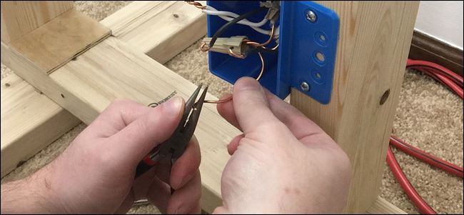 Выпрямление проводов плоскогубцами перед подключением