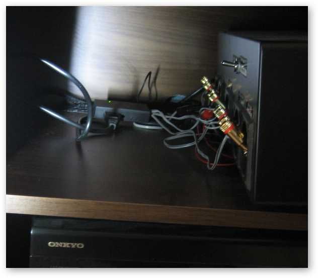 Термоконтроллер, подключённый за акустической колонкой