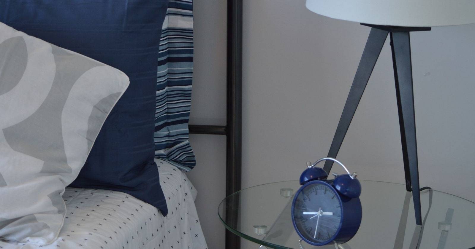 Будильник на прикроватном столике