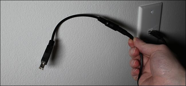 USB-кабель подключён к устройству и к разъёму сплиттера