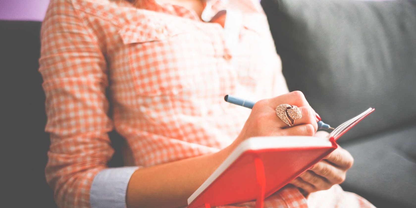 Женщина пишет в блокноте