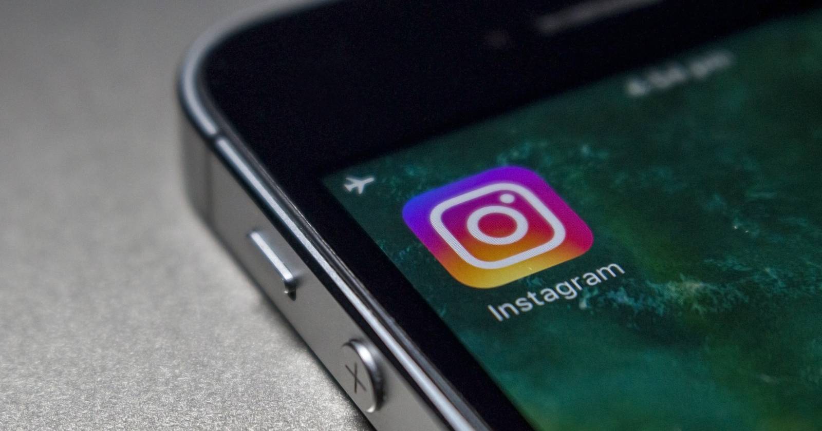 Логотип Instagram на домашнем экране смартфона