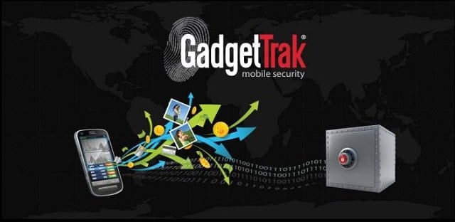 Планшет на столе, рядом ключи и на экране отображается карта