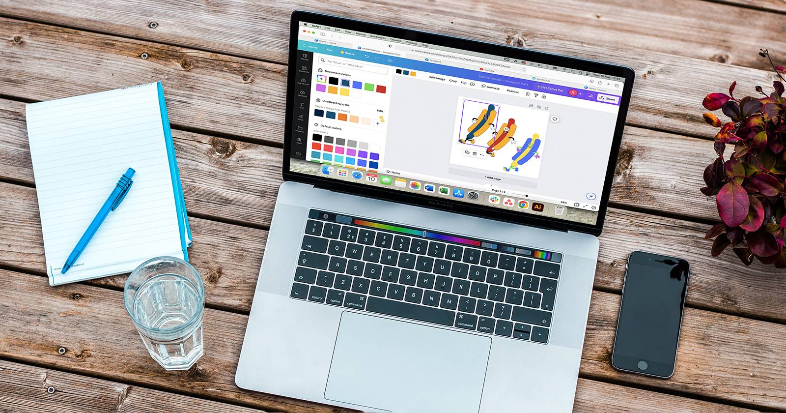 MacBook с открытым Canva на экране.