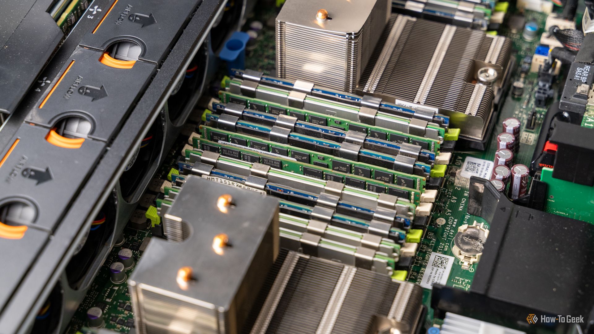 Внутри сервера хранения Dell R720xd со всеми слотами оперативной памяти, заполненными модулями.