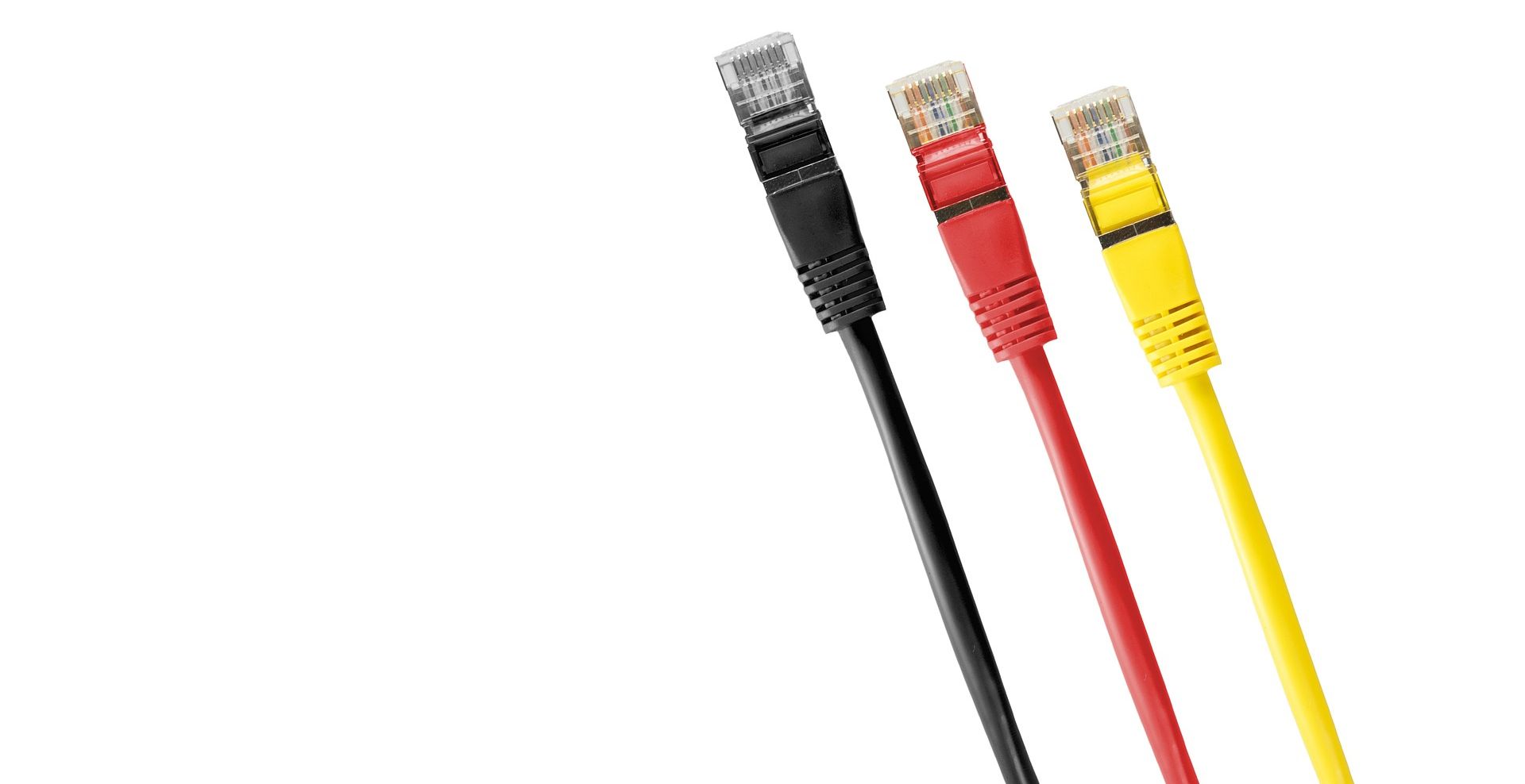 три ethernet кабеля с разными цветами подключены к порту