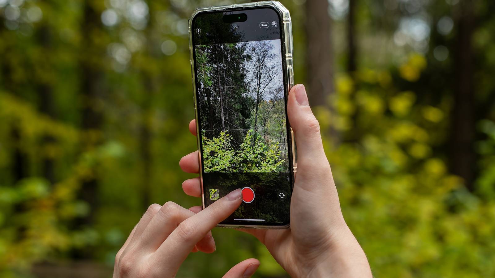 Женщина записывает видео на iPhone 14 Pro Max