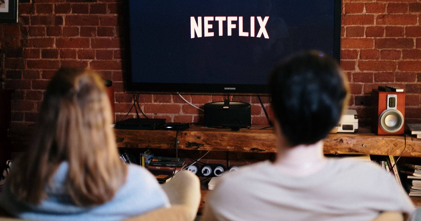 Пара смотрит ретро-контент на Netflix
