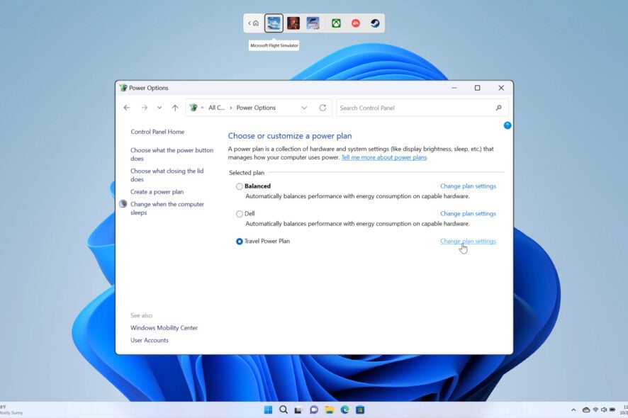 Фотография ноутбука с подключённым адаптером питания и индикатором зарядки