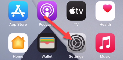 Откройте Настройки и выберите Контакты.