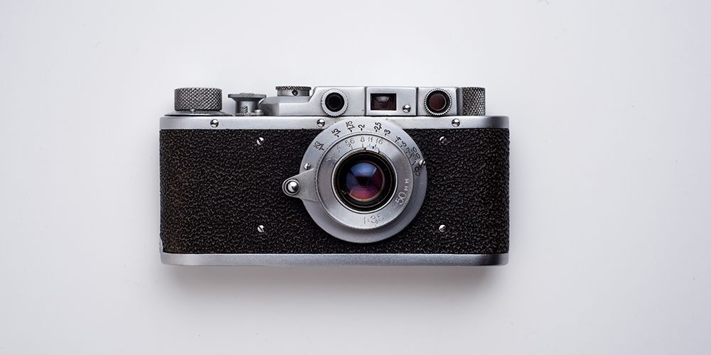 Камера на штативе рядом с объективом