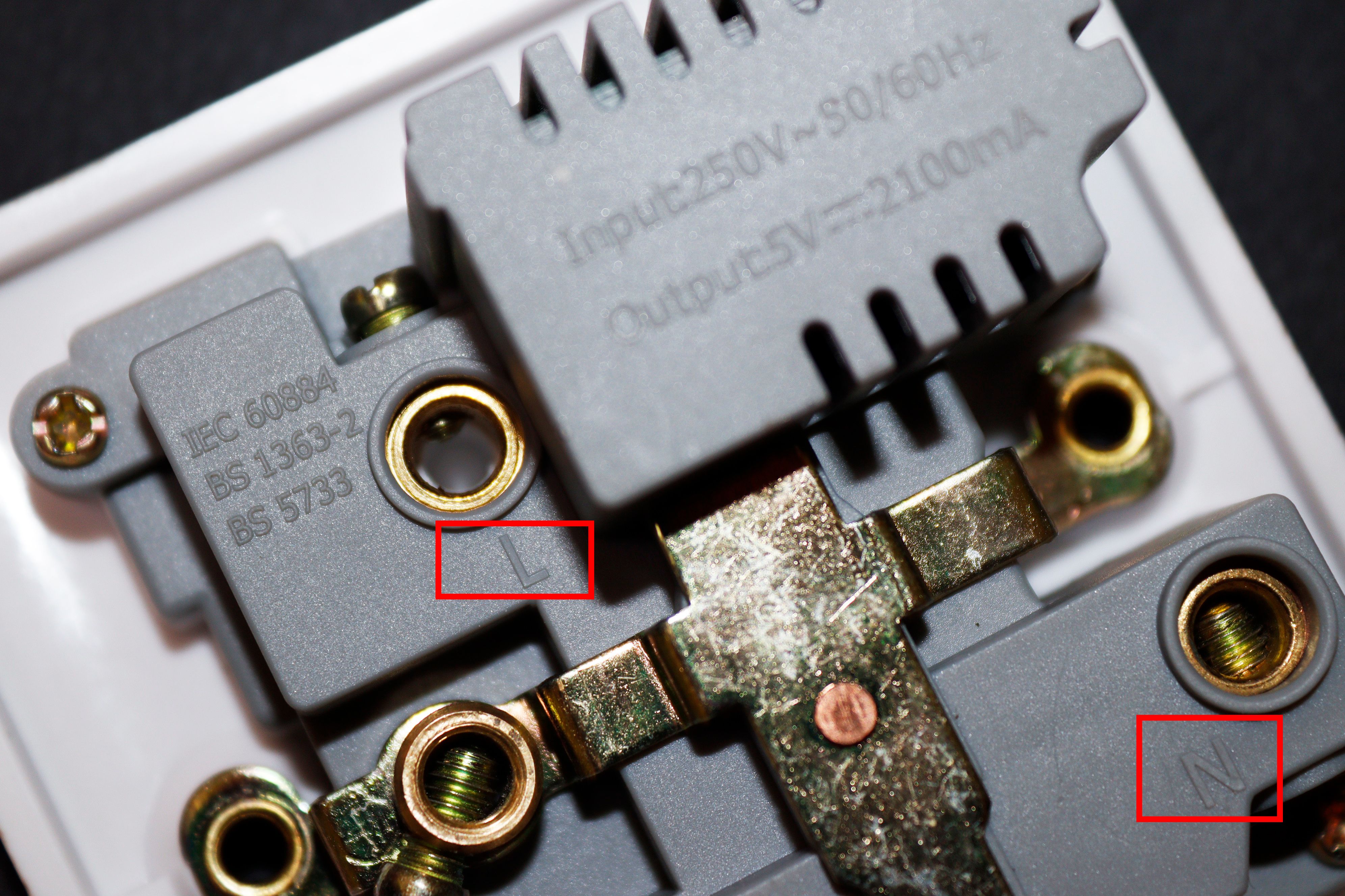 Маркировка клемм L и N на USB-розетке