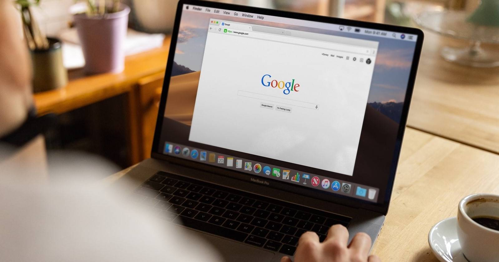 Окно браузера Google Chrome на ноутбуке