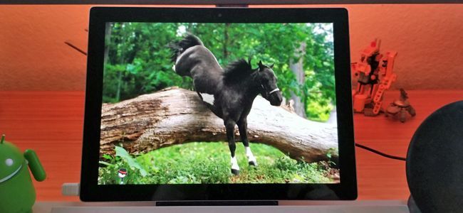 Планшет в подставке показывает слайдшоу фотографий