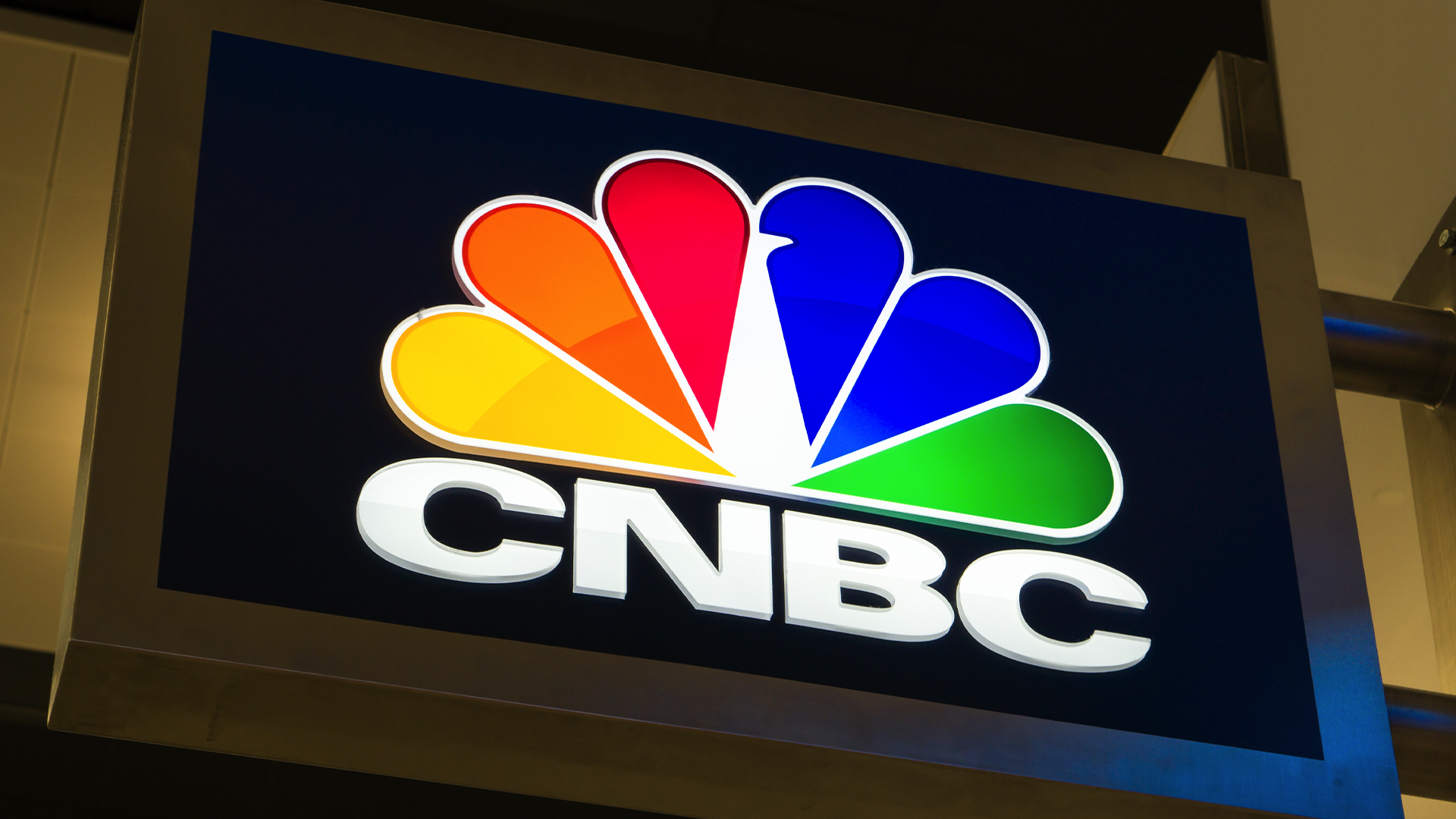Логотип CNBC на большом рекламном щите