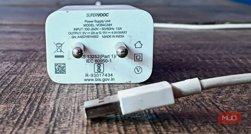 Адаптер SuperVOOC рядом с кабелем USB-A