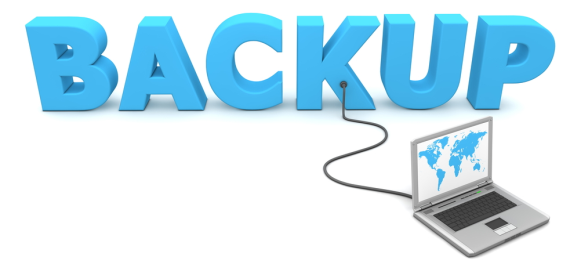 Внешний жесткий диск для резервного копирования рядом с ноутбуком