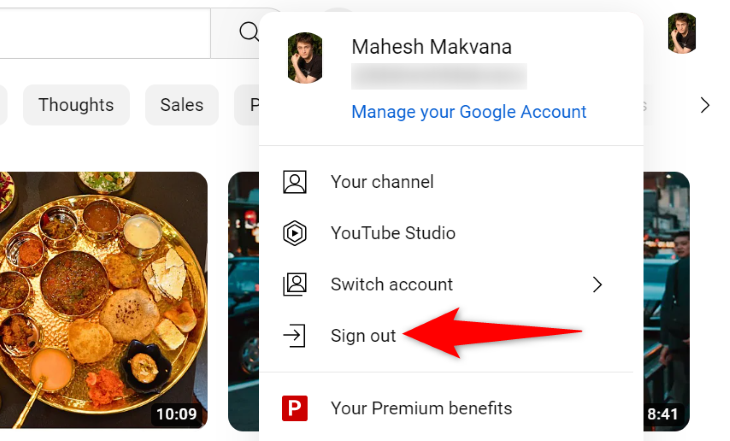 Выберите «Выйти» в меню профиля YouTube