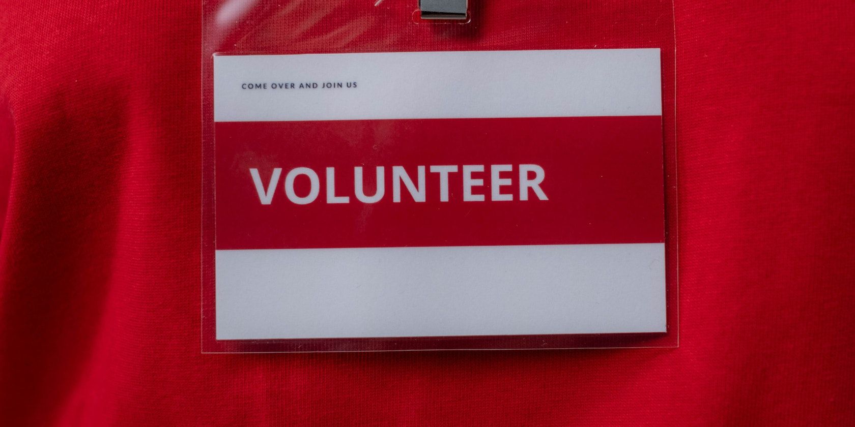 Крупный план волонтёрского бейджа