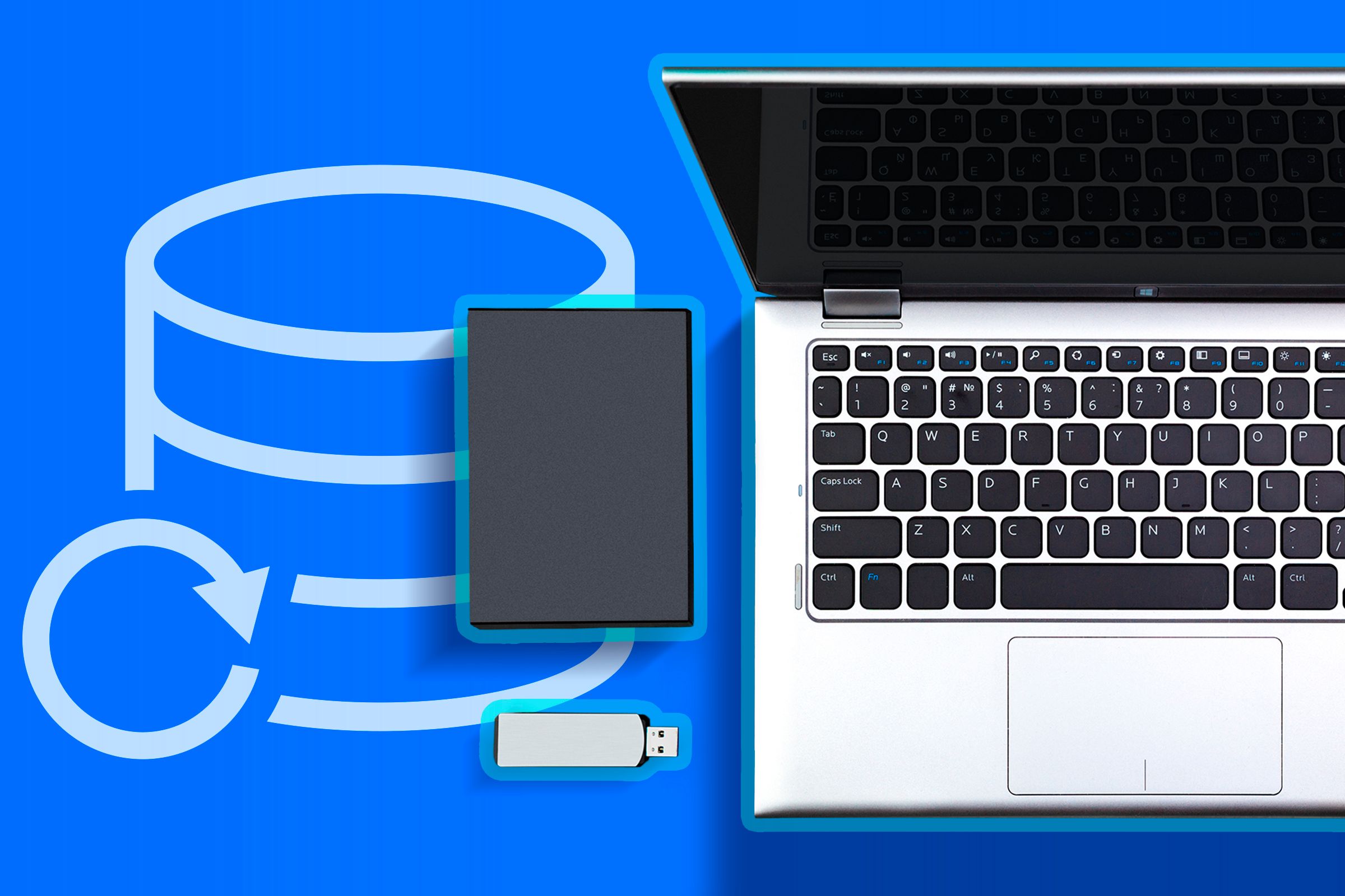 Ноутбук рядом с USB‑флешкой и внешним жёстким диском иконка резервного копирования.
