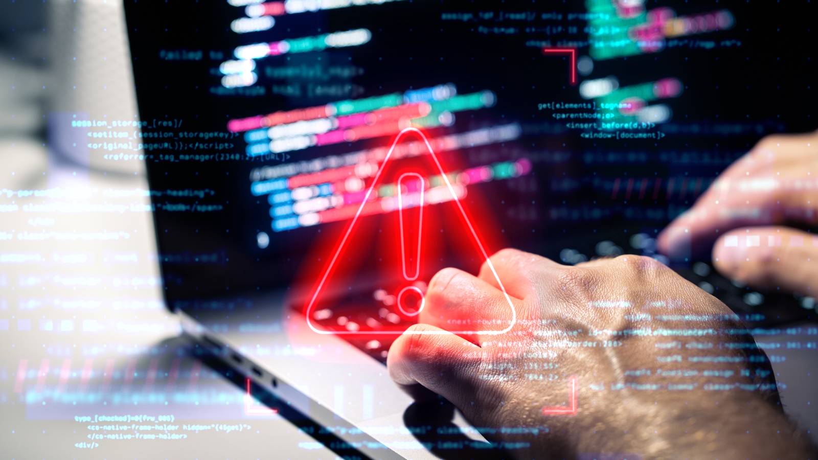 мужчина за ноутбуком с предупреждающим знаком на экране