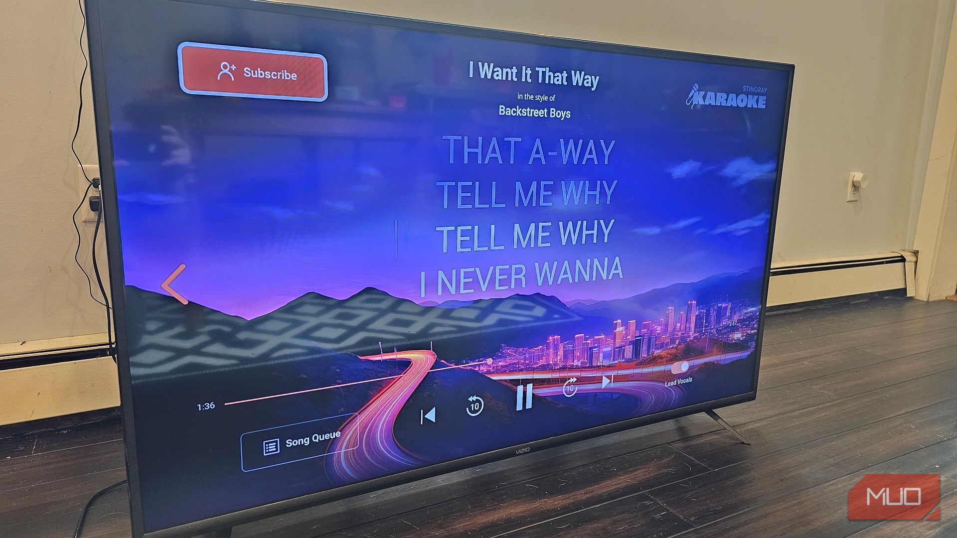 Пользователь поёт через приложение караоке Stingray на Smart TV.